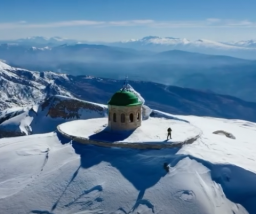 Mali i Tomorit nën petkun e bardhë të dëborës