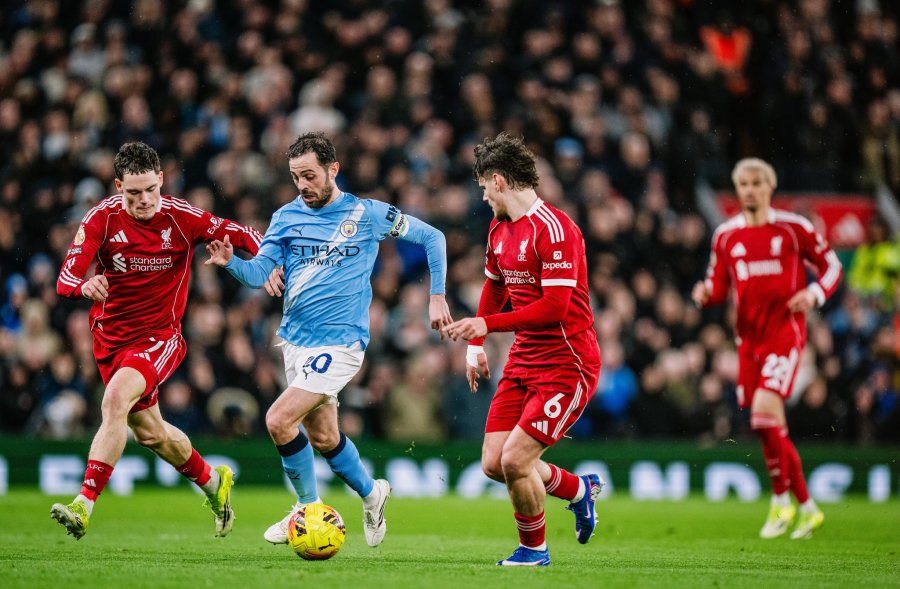 Man City fiton derbin ndaj Liverpoolit në  Anfield 
