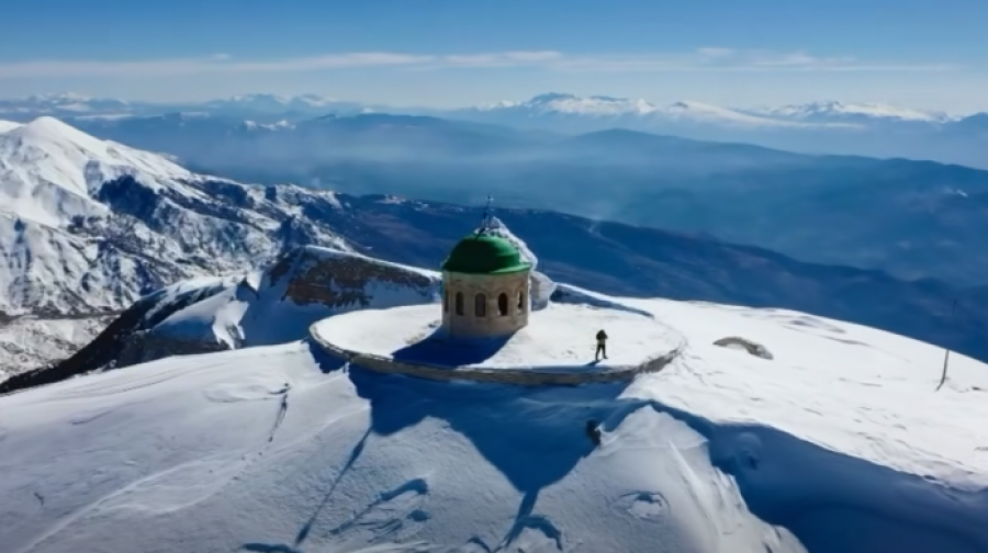 Mali i Tomorit nën petkun e bardhë të dëborës