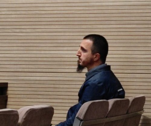 Prokuroria kërkon dënimin e arsimtarit që akuzohet se hodhi flamurin dhe plisin në mbeturina