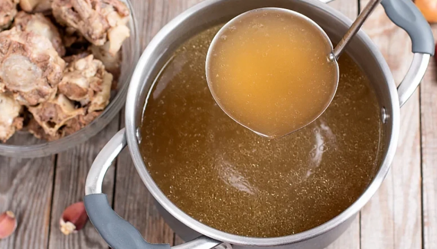 Pse duhet të konsumoni më shpesh lëng kockash 