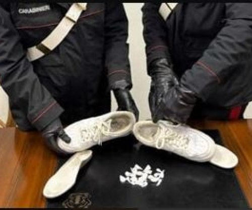 Karabinierët ia zbulojnë kokainën e fshehur në atlete, arrestohet 24-vjeçari shqiptar në Itali