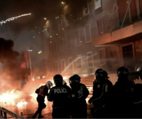 Kaos para parlamentit të Shqipërisë: Hidhen molotov dhe fishekzjarre, policia reagon me gaz lotsjellës