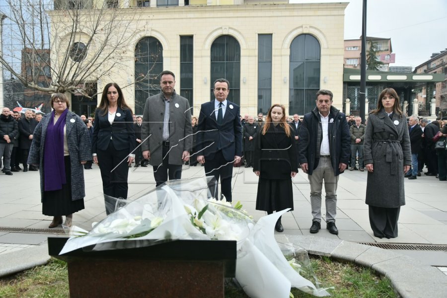 Kurti me bashkëpartiakë bëjnë homazhe te varri i Arben Xheladinit