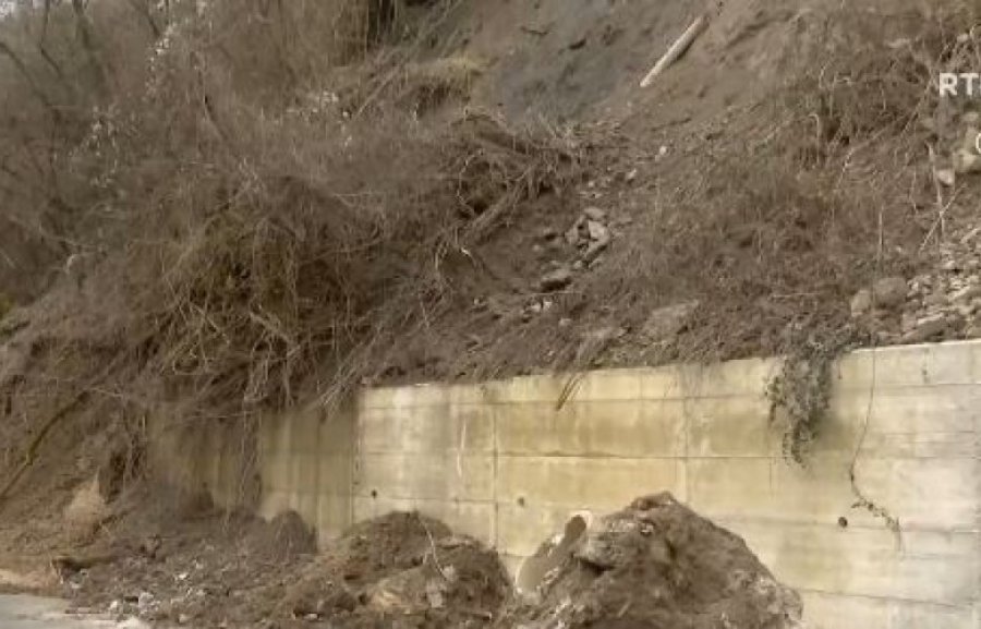 Rrëshqitje e gurëve dhe dheut në rrugën Prizren   Prevallë