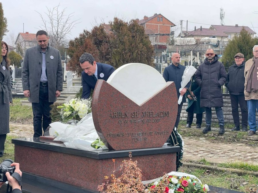 Kurti me bashkëpartiakë bëjnë homazhe te varri i Arben Xheladinit