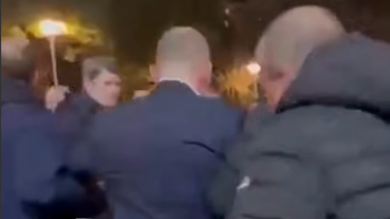 Deputeti demokrat dërgohet me urgjencë drejt Traumës  PD  Ka goditje dhe djegie në fytyrë