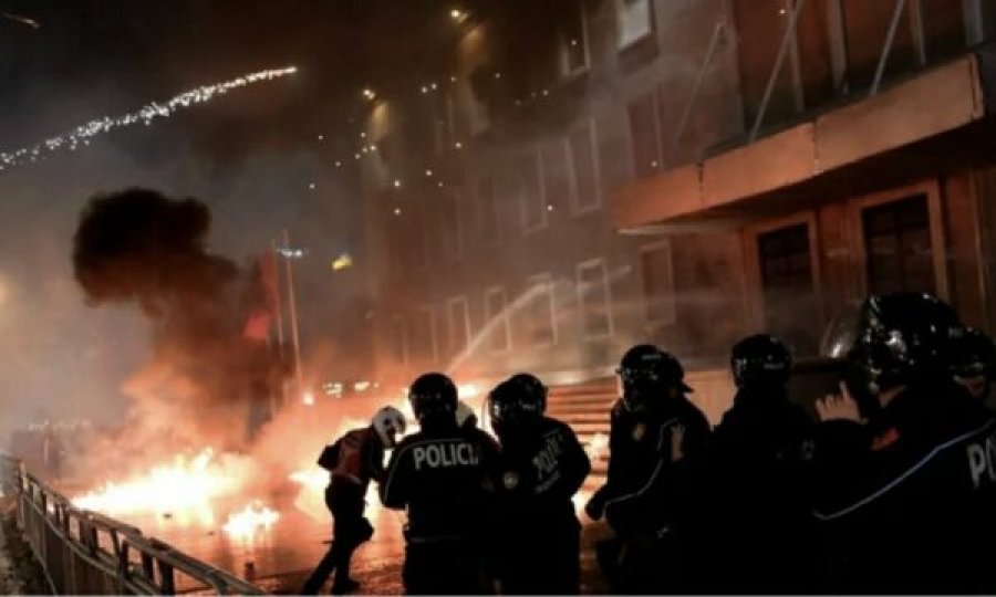 Kaos para parlamentit të Shqipërisë: Hidhen molotov dhe fishekzjarre, policia reagon me gaz lotsjellës
