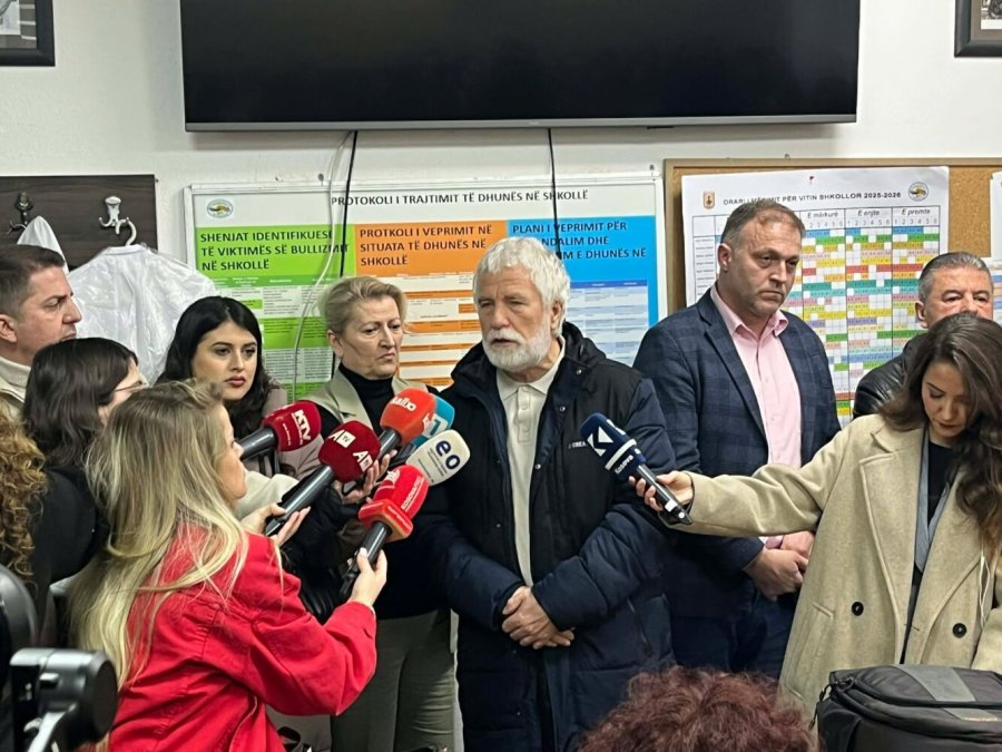 Protestojnë mësimdhënësit e shkollës “Pavarësia”, Ymeri nga SBASHK-u: Përveç dhunës psikike, po përballen edhe me dhunë fizike