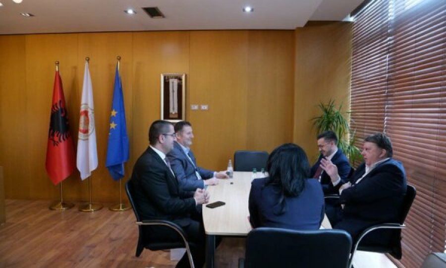 Drejtori i doganës së Kosovës takon atë të Shqipërisë   Synohet forcimi i partneritetit për lehtësimin e tregtisë