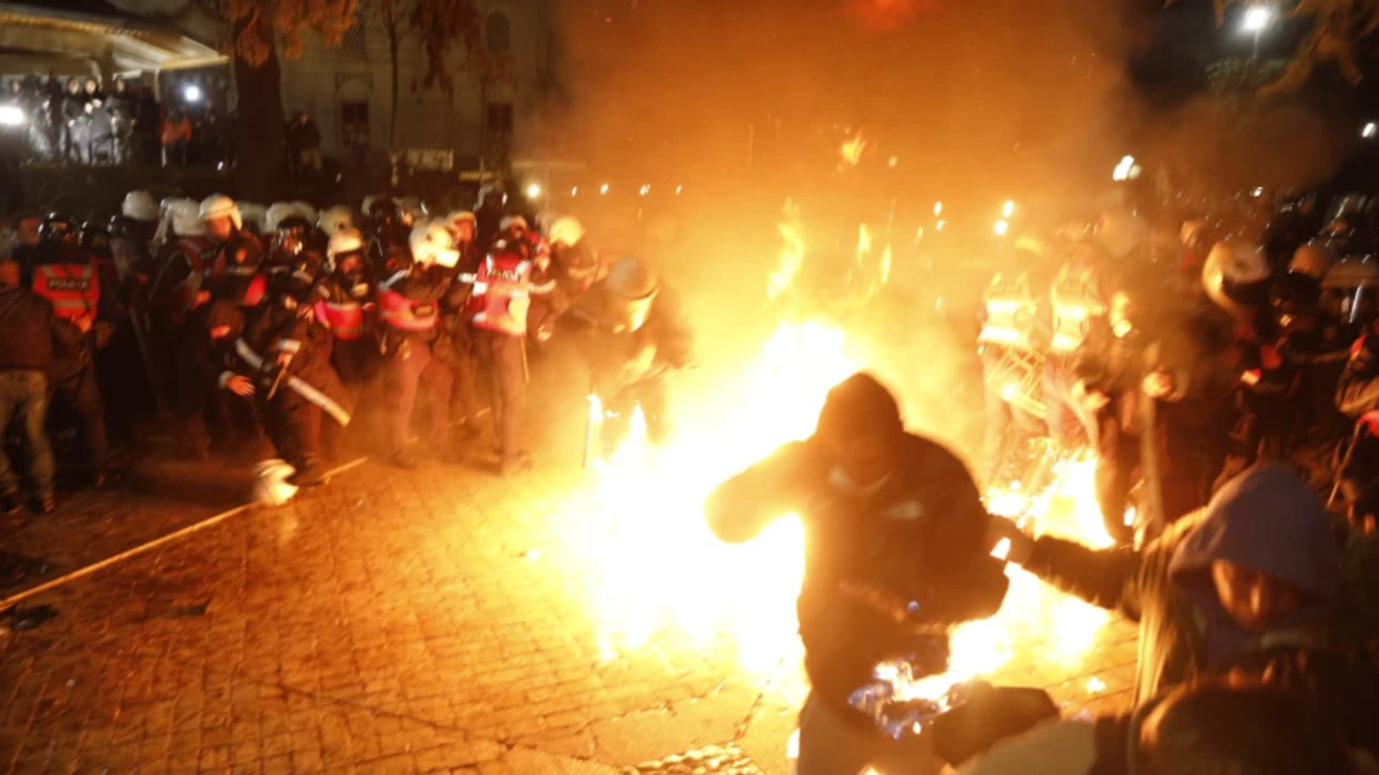 Protesta e PD-së përpara Kryeministrisë, molotovë dhe fishekzjarrë drejt godinës e policisë - arrestohen 21 persona