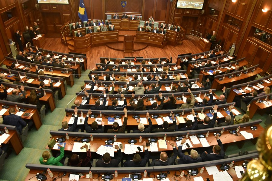 Kuvendi miratoi zgjatjen buxhetore, sigurohen pagat e pensionet e muajit mars