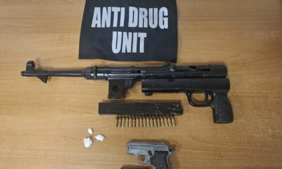 I dyshuari ndalohet në Stacionin e Autobusëve në Mitrovicë  i gjendet kokainë dhe një armë automatike në banesë