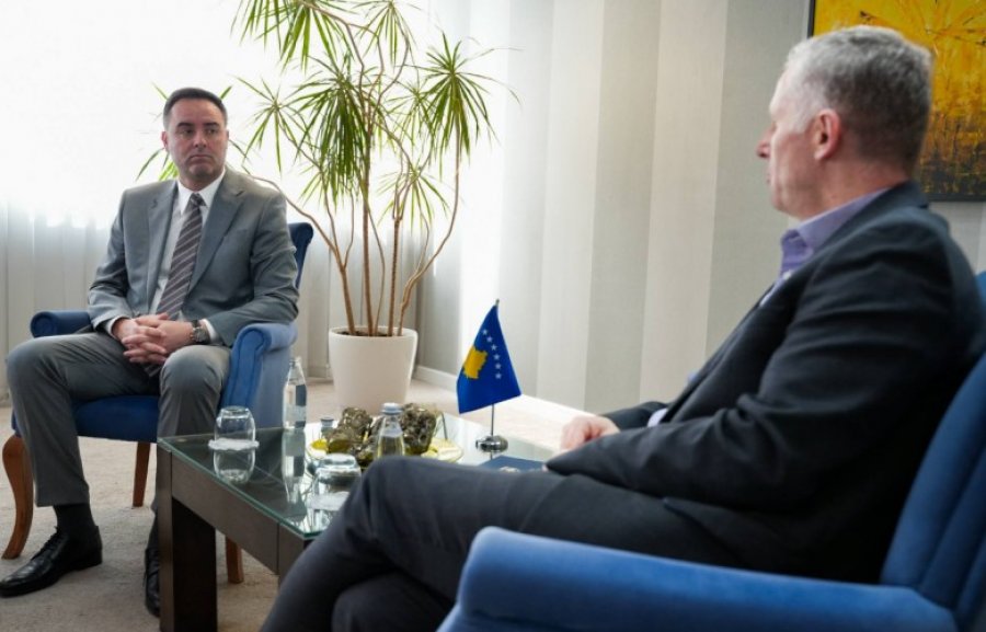 Bislimi ia dorëzon detyrën e zëvendëskryeministrit të parë Glauk Konjufcës