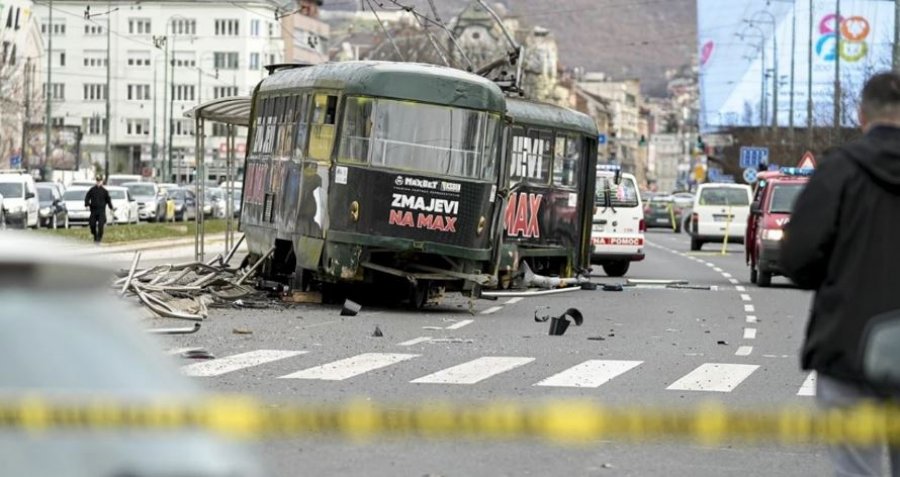 Tramvaji del nga shinat në Sarajevë  një i vdekur