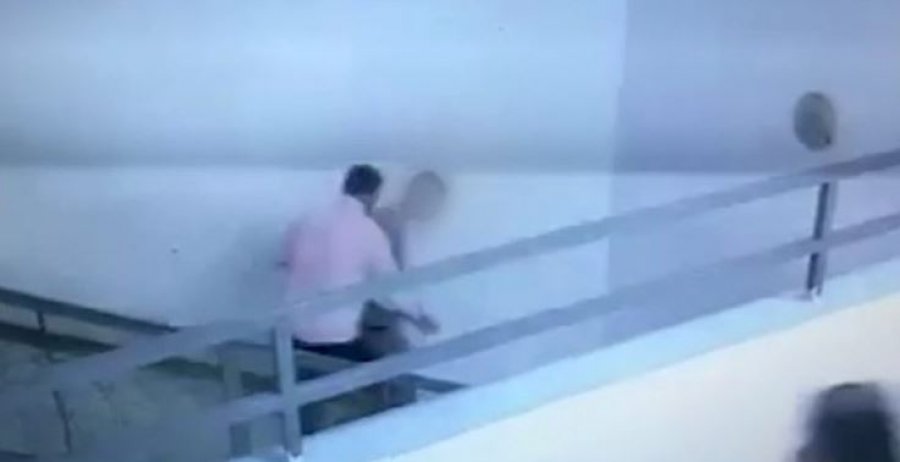 Drejtori i shkollës  Pavarësia   Nxënësi më ka kërcënuar me vrasje  rasti është kulm i kanosjeve  sharjeve e fyerjeve të vazhdueshme