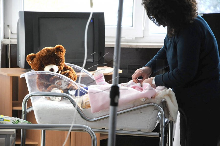 Për 13 vjet në Kosovë u lindën mbi 306 mijë fëmijë, 71 prej nënave ishin mbi 65 vjeçe