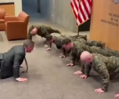 I veshur me kostum dhe kravatë, ambasadori i SHBA-së në OKB bën pompa me marinarët në Gjenevë [video]