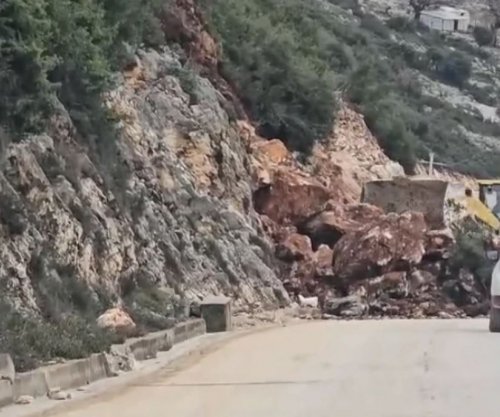 Rënie dherash dhe gurësh në dalje në tunelit të Llogarasë