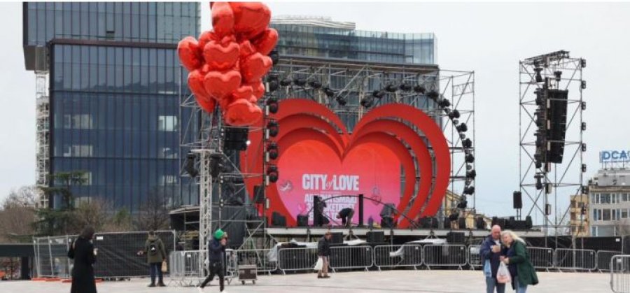 Tirana vesh dekorin e dashurisë për Shën Valentin