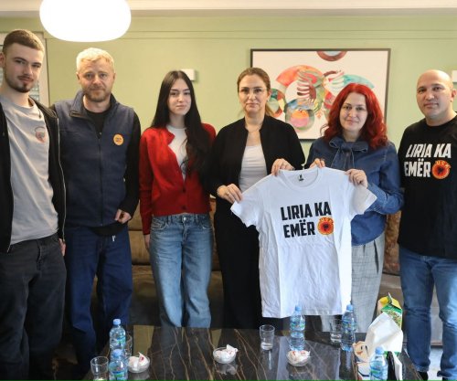 “Liria ka Emër” viziton familjen e Rexhep Selimit para marshit më 17 shkurt