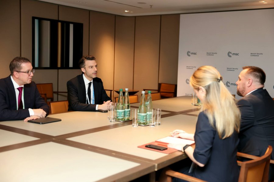 Maqedonci në Mynih takon drejtuesit e Mercedes Benz  nënshkruhet kontratë trevjeçare për kamionë taktikë