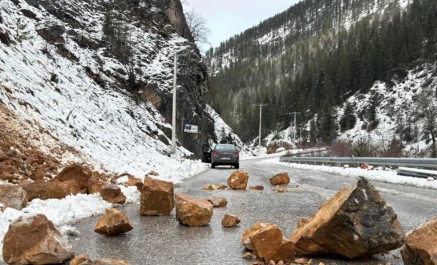 Rrëshqitje gurësh dhe dheu në rrugën Pejë-Rugovë, vështirësohet qarkullimi