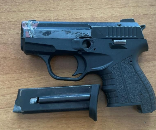 21-vjeçari shoqërohet në polici në Kaçanik, i gjendet pistoletë në shtëpi