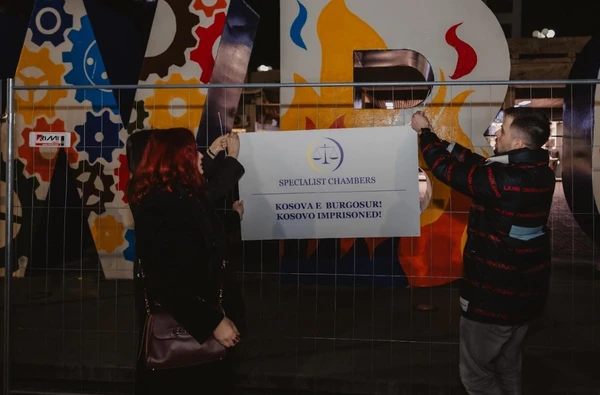 “Burgoset” NEWBORN-i, monumentit të pavarësisë i vendosen rrethojat e burgut të Gjykatës Speciale