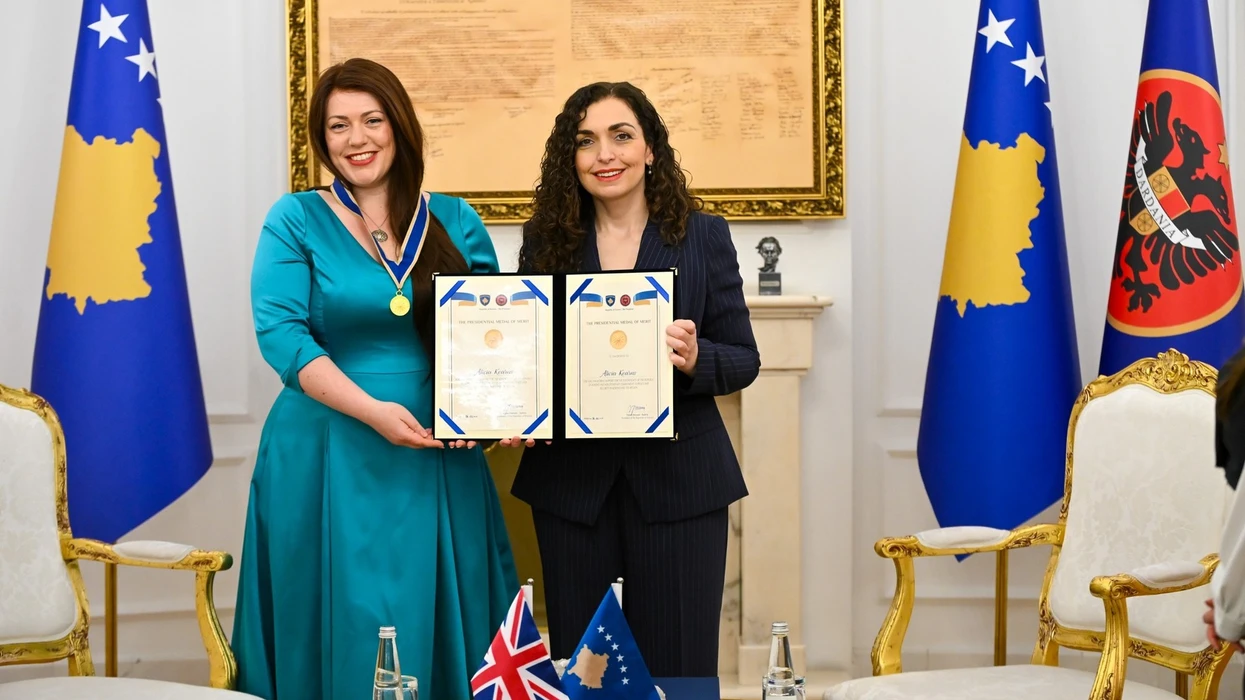 Osmani i ndan Medaljen Presidenciale të Meritave deputetes britanike, Alicia Kearns