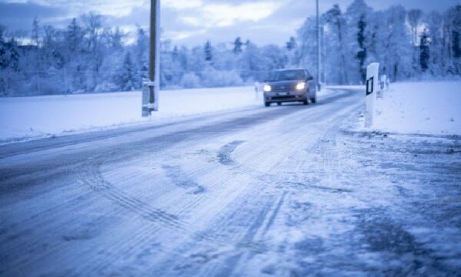 Stuhitë Atlantike shkaktojnë kaos moti në Evropë