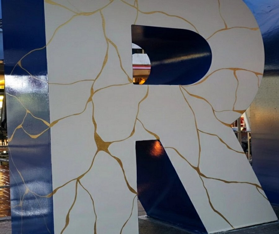 Në 18-vjetorin e Pavarësisë, monumenti “Newborn” ngjyroset me motive të artit japonez