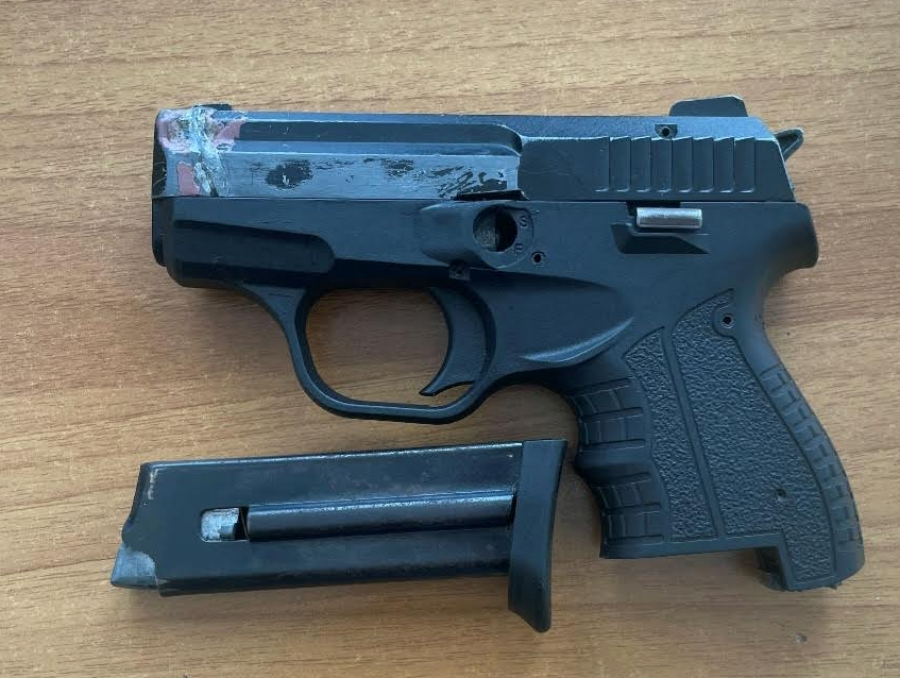 21 vjeçari shoqërohet në polici në Kaçanik  i gjendet pistoletë në shtëpi