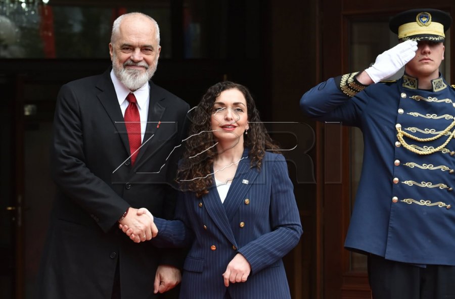 Presidentja Vjosa Osmani pret në takim kryeministrin shqiptar, Edi Rama