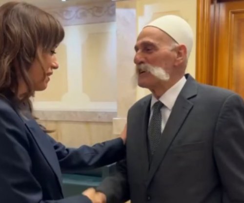 “Dalsh faqebardhë”, urimi që Rifat Jashari ia bëri Albulena Haxhiut për detyrën e re [video]