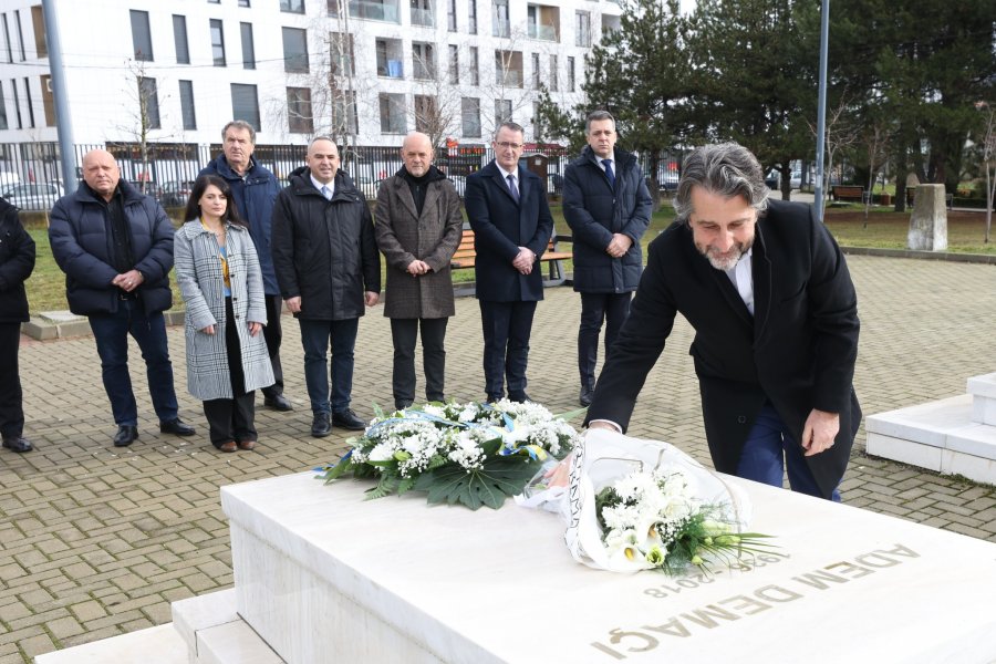 Rama  Populli përulet me respekt para atyre që kontribuuan në themelimin e shtetësisë së Kosovës