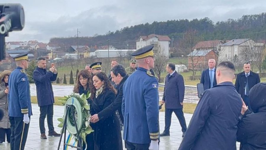 Krerët e shtetit  homazhe në Prekaz në 18 vjetorin e pavarësisë