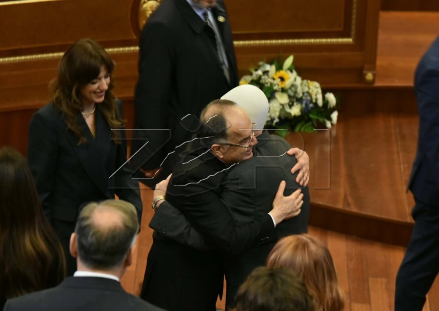 Përqafim i ngrohtë i Rifat Jasharit me krerët e shtetit  foto 