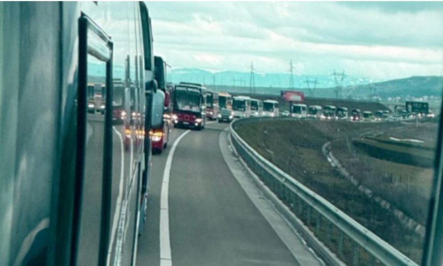 44 autobusë nisen nga Ferizaj drejt Prishtinës, në përkrahje të ish-krerëve të UÇK-së