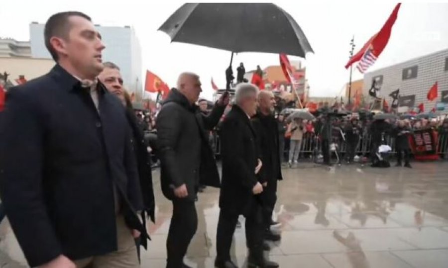 Ali Ahmeti i bashkohet marshit “Drejtësi, jo politikë” - pritet nga Nasim Haradinaj