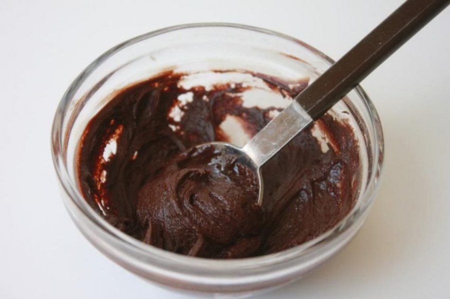 Maskë me kos dhe kakao për t u dhënë shkëlqim flokëve të dëmtuar