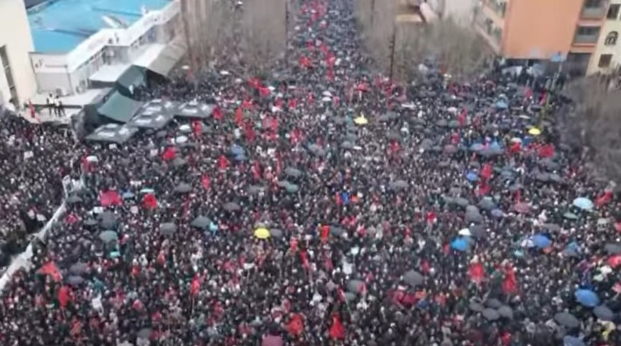 “Liria ka emër” publikon pamje nga droni, numër masiv i protestuesve [video]
