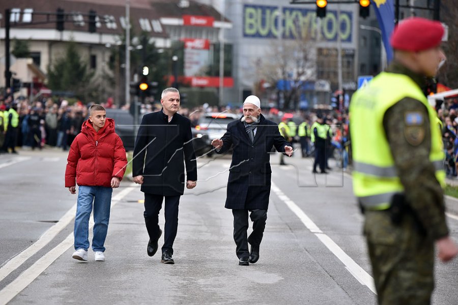 Rifat e Bekim Jashari duartrokiten nga qytetarët, teksa parakalojnë në shesh [foto]
