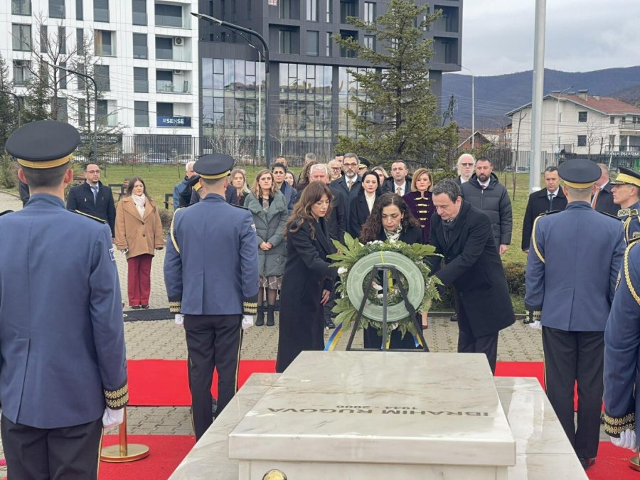 Krerët e shtetit në 18-vjetorin e pavarësisë bëjnë homazhe te varri i ish-presidentit Rugova