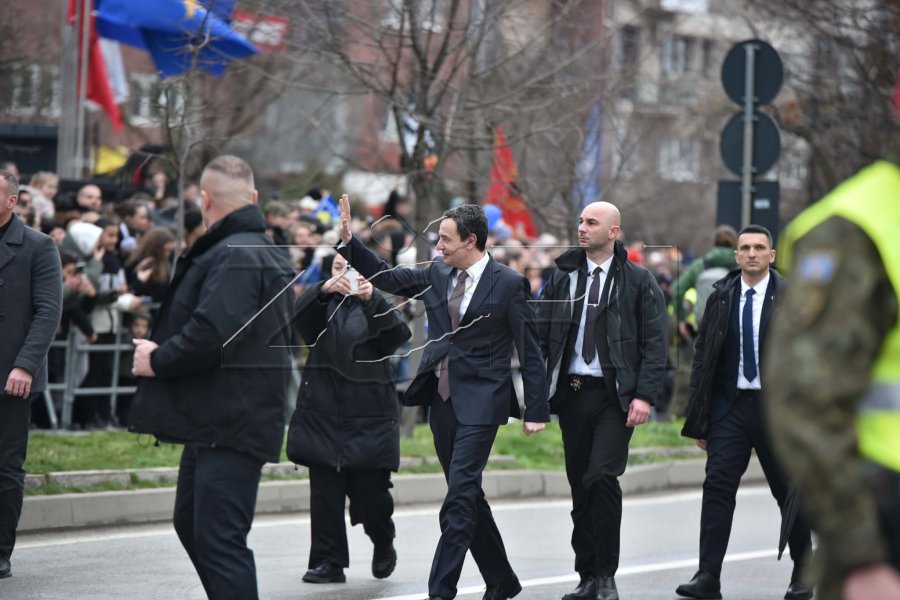 Kurti pritet me duartrokitje në paradën e FSK së  foto 