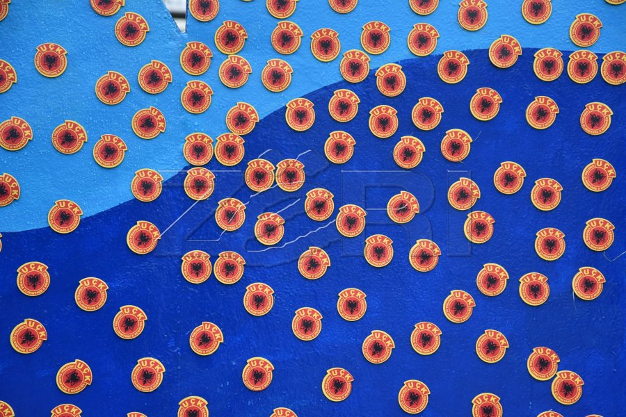 5000 emblema të UÇK-së i vendosen “Newborn”-it në Ditën e Pavarësisë