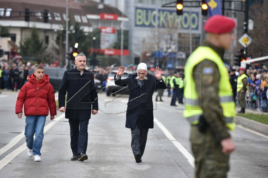 Rifat e Bekim Jashari duartrokiten nga qytetarët  teksa parakalojnë në shesh  foto 