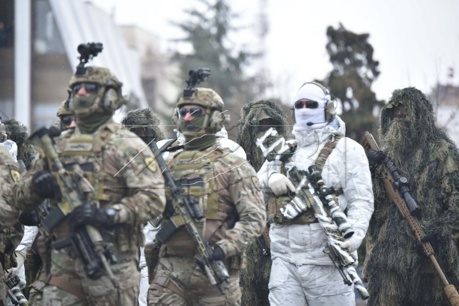 Parakalimi i ushtrisë dhe policisë së Kosovës, përmes fotografive