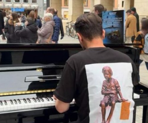 Pianisti kujton në sheshin e Mynihut fëmijët e vrarë gjatë luftës në Kosovë