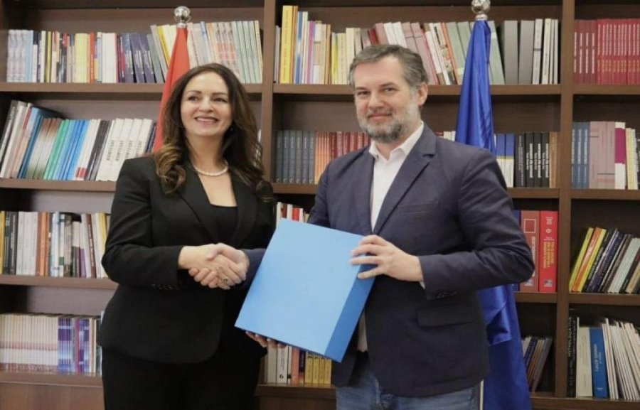 Hajrulla Çeku merr detyrën e Ministrit të Arsimit dhe Shkencës
